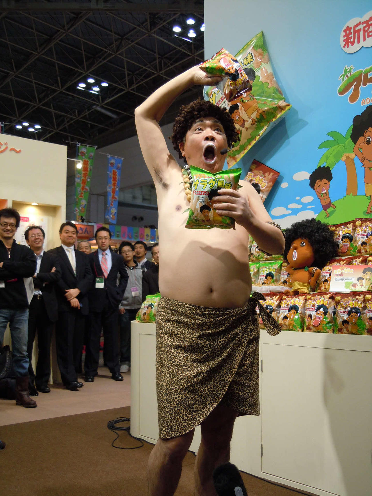 アダモちゃんスナックを手に踊る、アダモちゃんこと島崎俊郎さん（2011年2月撮影）