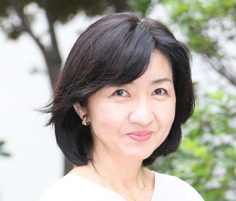 自著を片手に年齢を感じさせない若々しい笑顔を見せる寺田理恵子アナウンサー（撮影・勝部晃多）