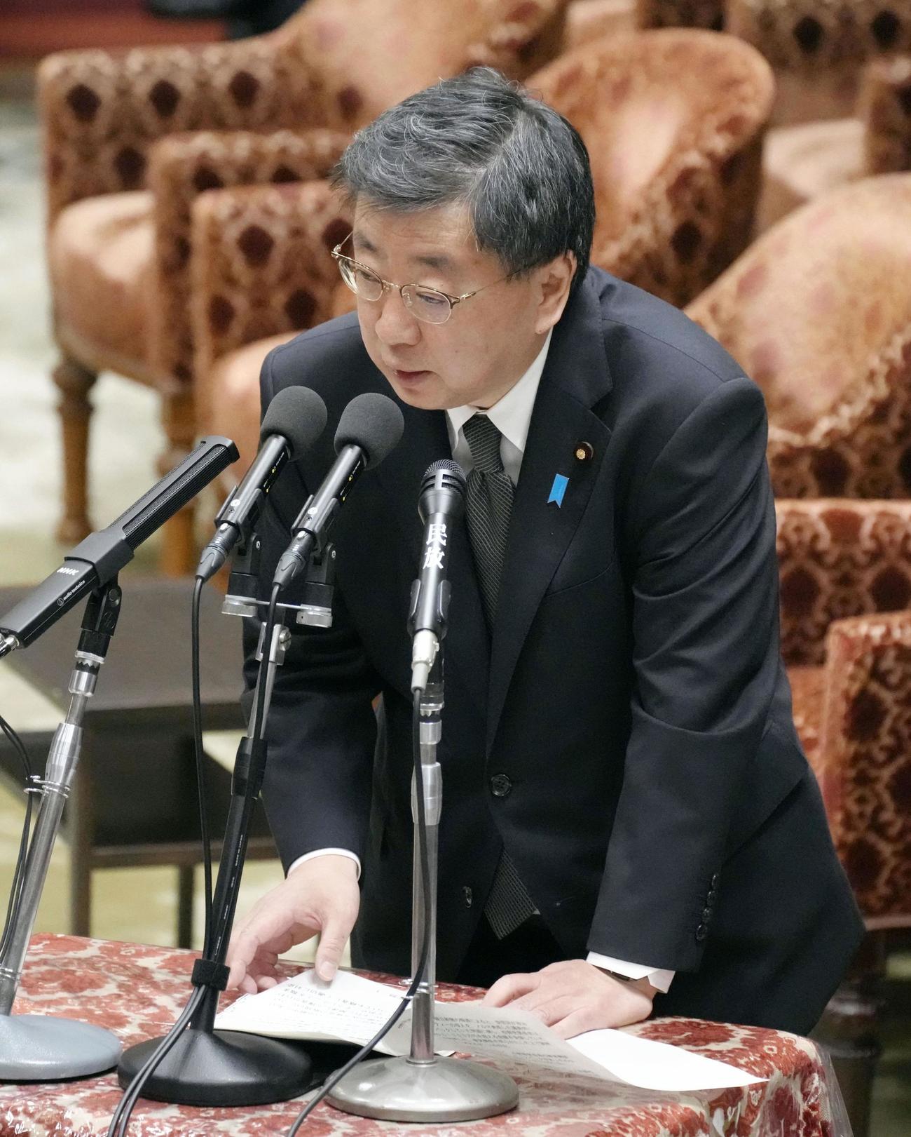 衆院予算委で自身の政治資金還流問題について答弁する松野官房長官（共同）