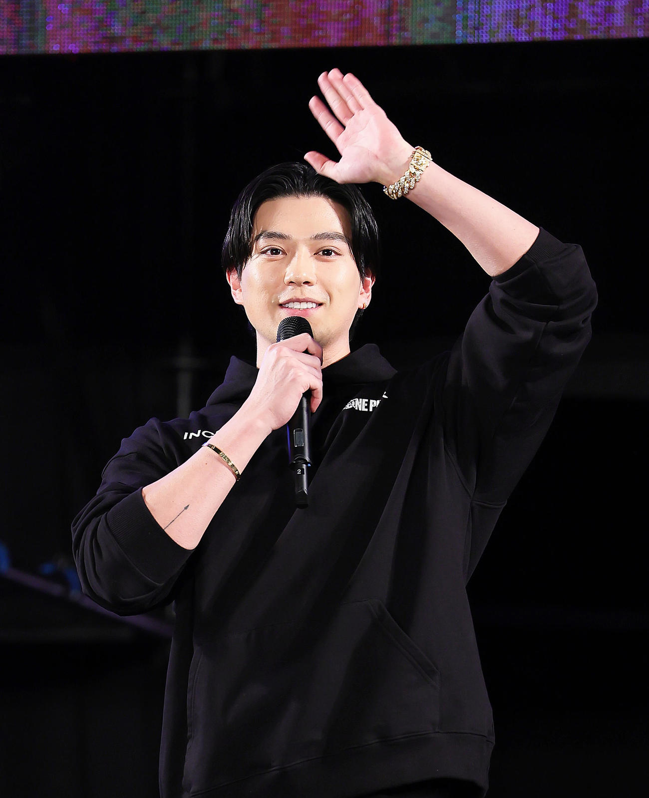 オープニングステージに登場し、あいさつする新田真剣佑（撮影・足立雅史）