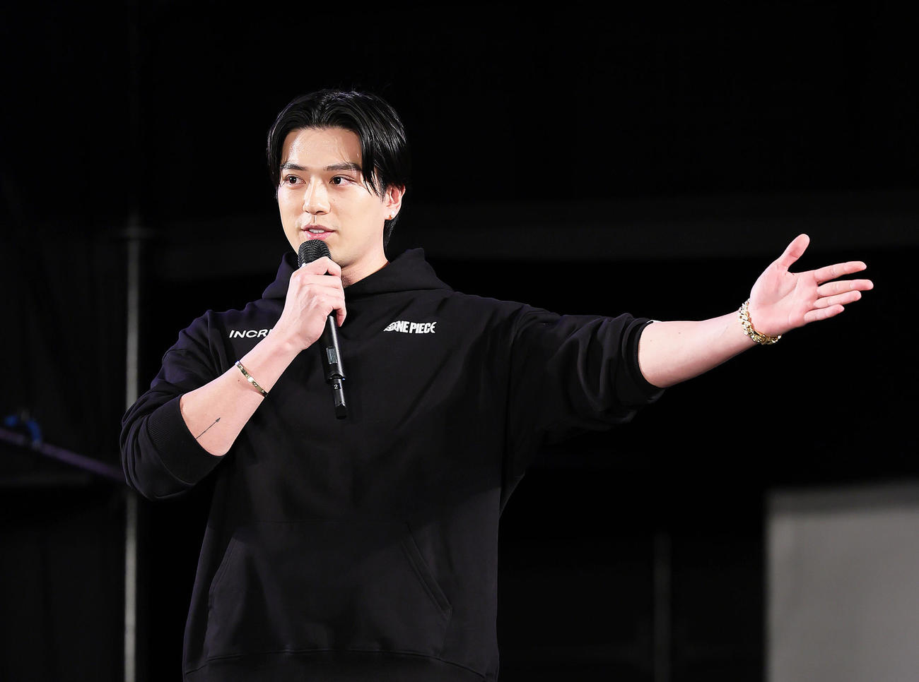 オープニングステージに登場し、あいさつする新田真剣佑（撮影・足立雅史）
