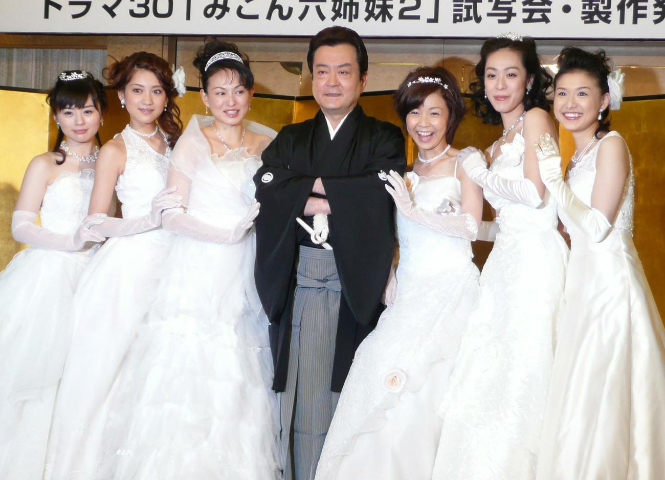 2008年、TBS系昼ドラマ「みこん六姉妹2」制作発表に出席した左から浜丘麻矢、加賀美早紀、田中美奈子、大和田伸也、はしのえみ、遊井亮子、太田有美