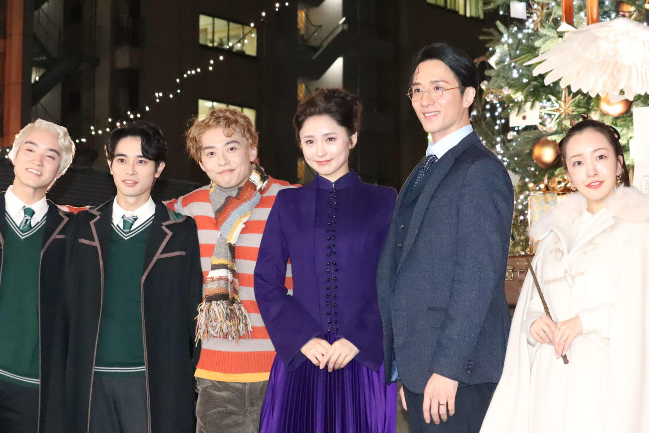 舞台「ハリー・ポッターと呪いの子」ハリー・ポッターツリー点灯式に登壇した、左から門田宗大、藤田悠、石垣佑磨、笹本玲奈、大貫勇輔、板野友美（撮影・加藤理沙）
