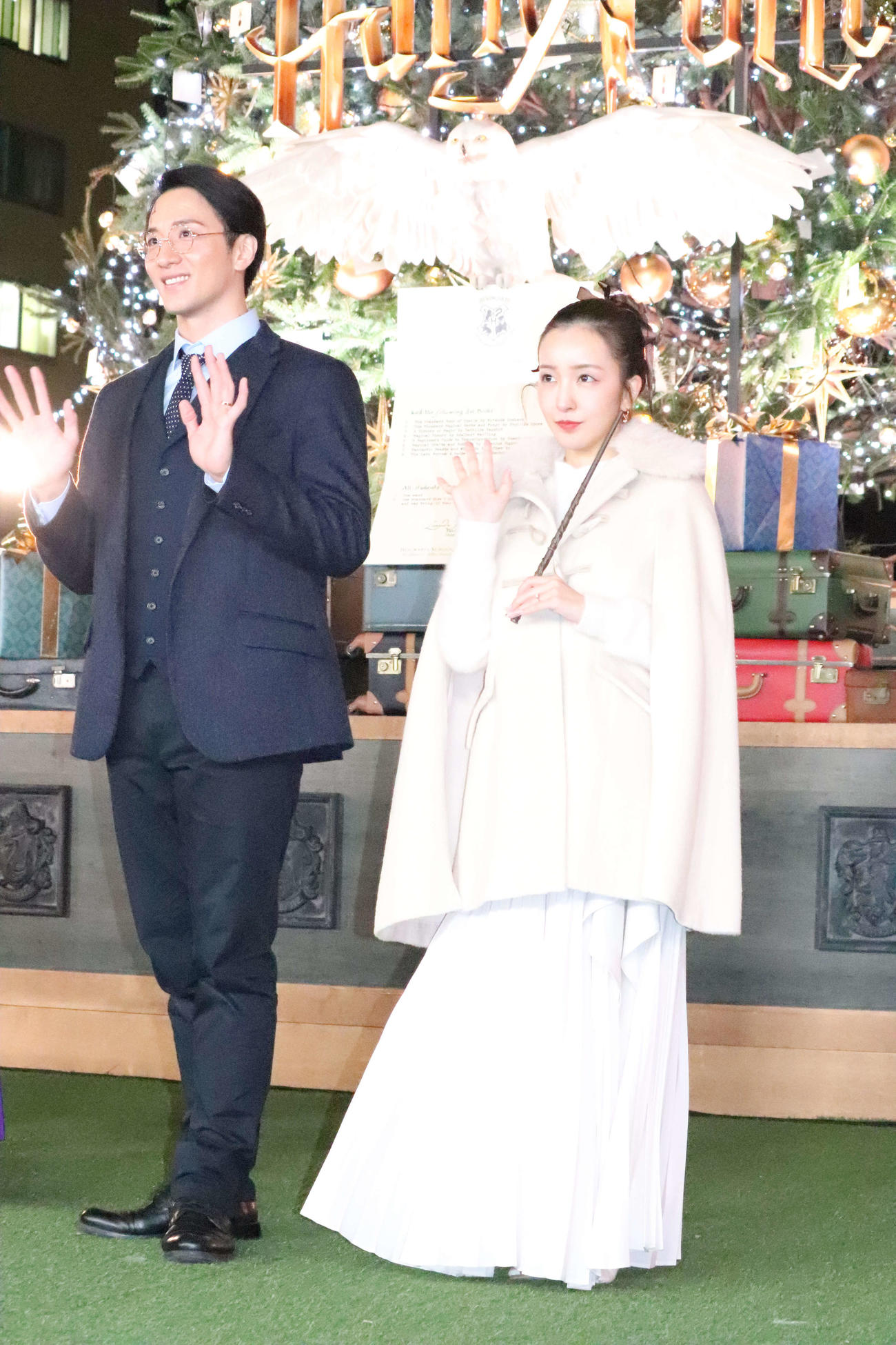 舞台「ハリー・ポッターと呪いの子」ハリー・ポッターツリー点灯式に登壇した大貫勇輔（左）と板野友美（撮影・加藤理沙）
