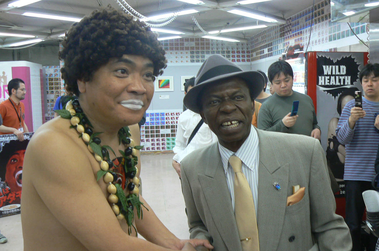 激励に来たオスマン・サンコン（右）と旧交を温めるアダモちゃんこと島崎俊郎さん（2009年4月撮影）