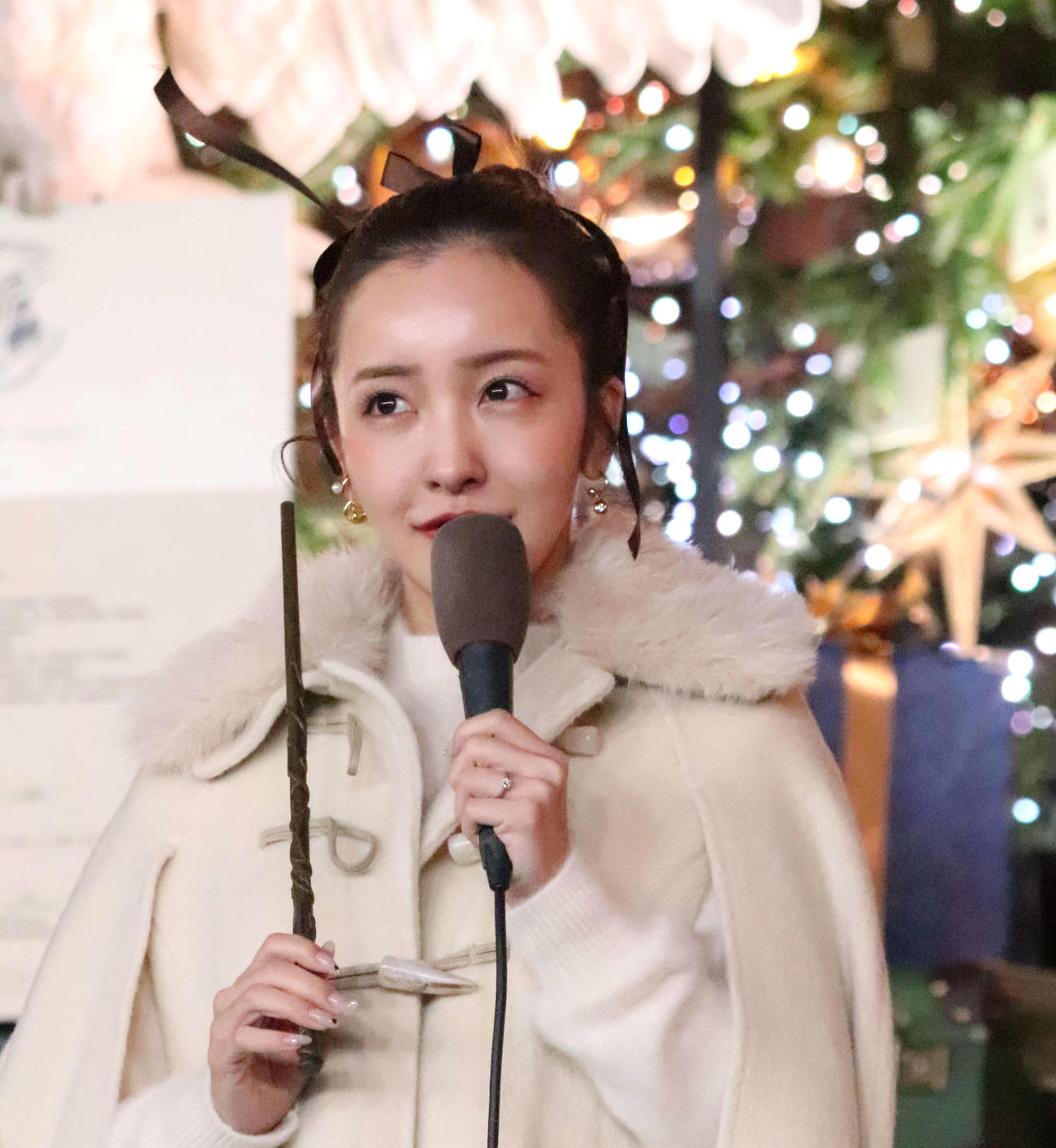 舞台「ハリー・ポッターと呪いの子」ハリー・ポッターツリー点灯式に登壇した板野友美（撮影・加藤理沙）
