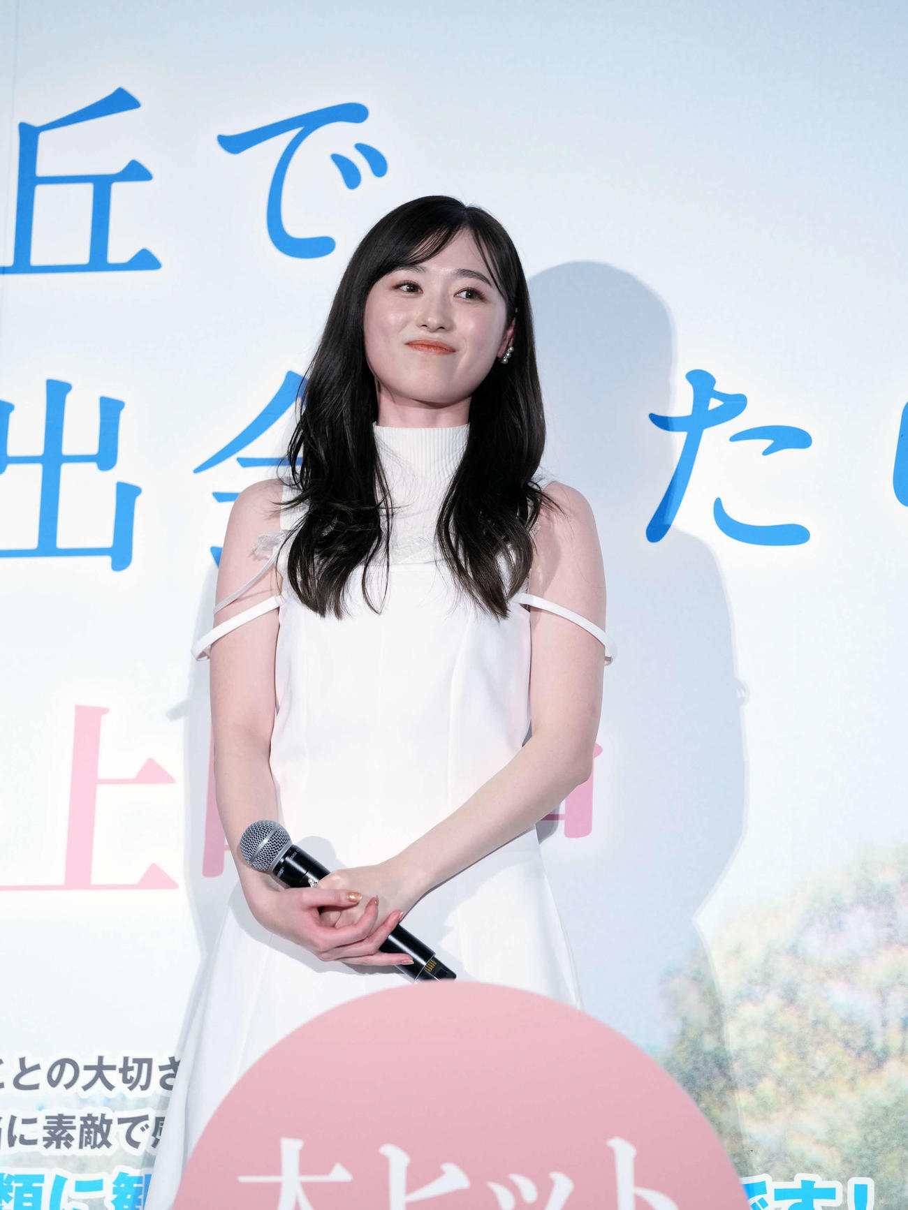 映画「あの花が咲く丘で、君とまた出会えたら。」初日舞台あいさつに臨む福原遥（撮影・小沢裕）