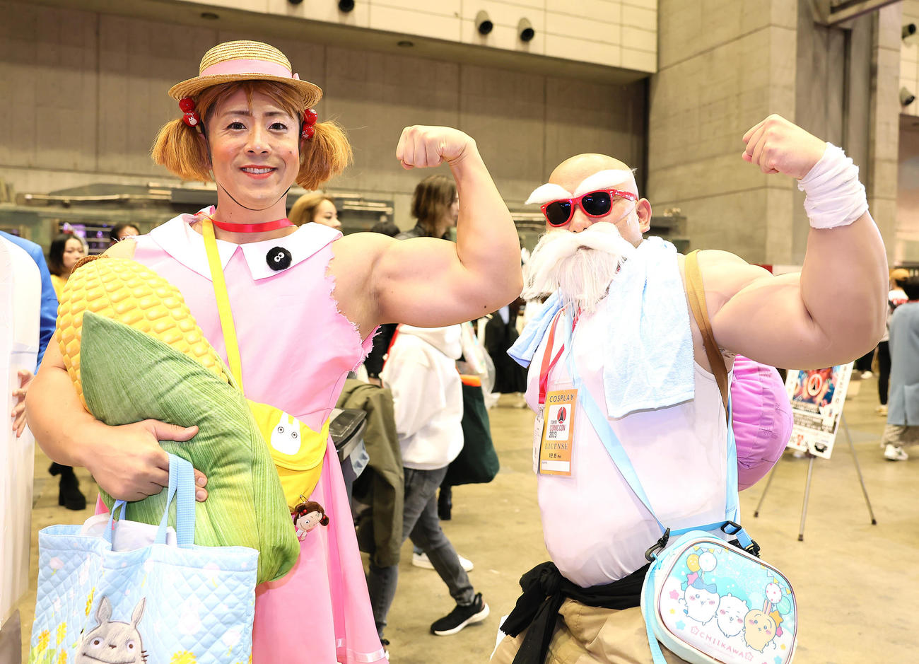 東京コミコン2023の会場でとなりのトトロのメイ（左）とドラゴンボールの亀仙人のコスプレを楽しむ来場者（撮影・足立雅史）