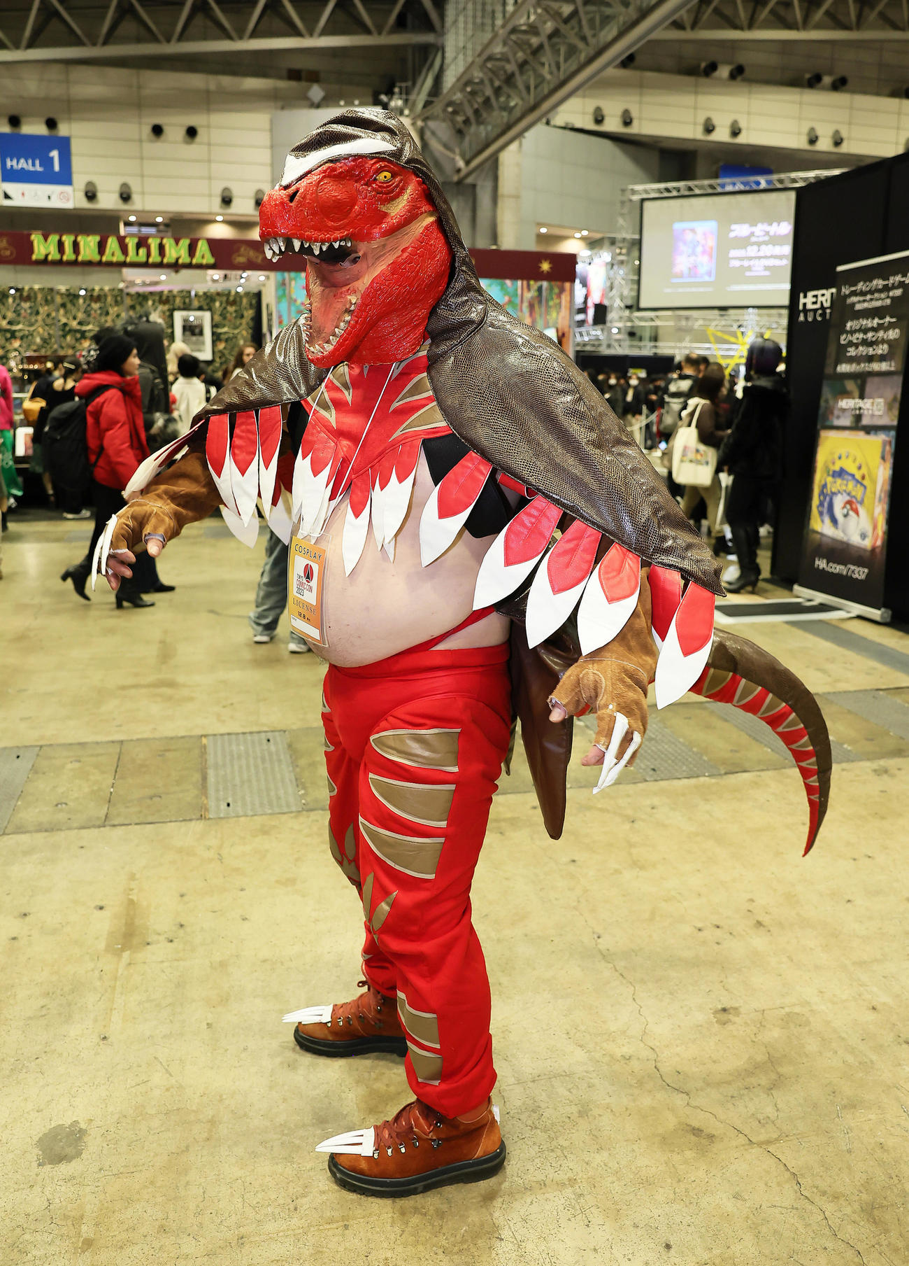 東京コミコン2023の会場でコスプレを楽しむ来場者（撮影・足立雅史）