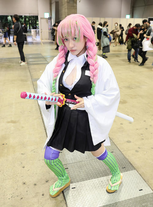 東京コミコン2023の会場で鬼滅の刃・甘露寺蜜璃のコスプレを楽しむ来場者（撮影・足立雅史）