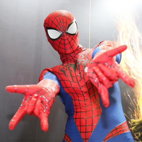 東京コミコン2023の会場でスパイダーマンのコスプレを楽しむ来場者（撮影・足立雅史）