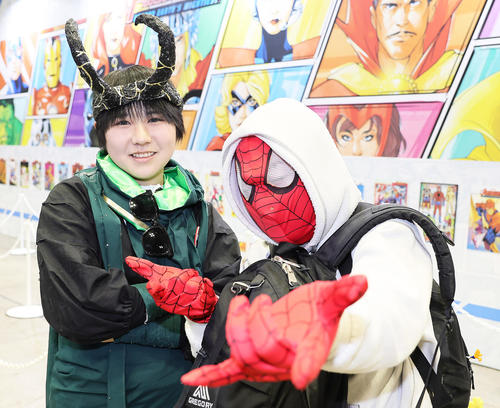 東京コミコン2023の会場でコスプレを楽しむ来場者（撮影・足立雅史）
