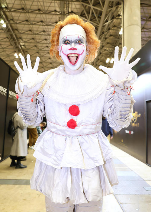 東京コミコン2023の会場でコスプレを楽しむ来場者（撮影・足立雅史）