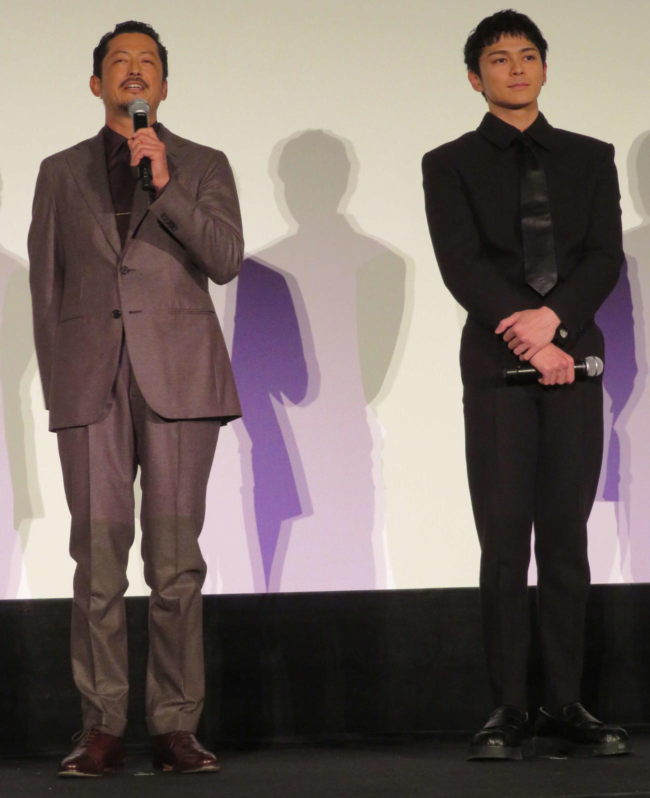 映画「彼方の閃光」公開記念舞台あいさつに登壇した池内博之（左）と眞栄田郷敦（撮影・村上幸将）