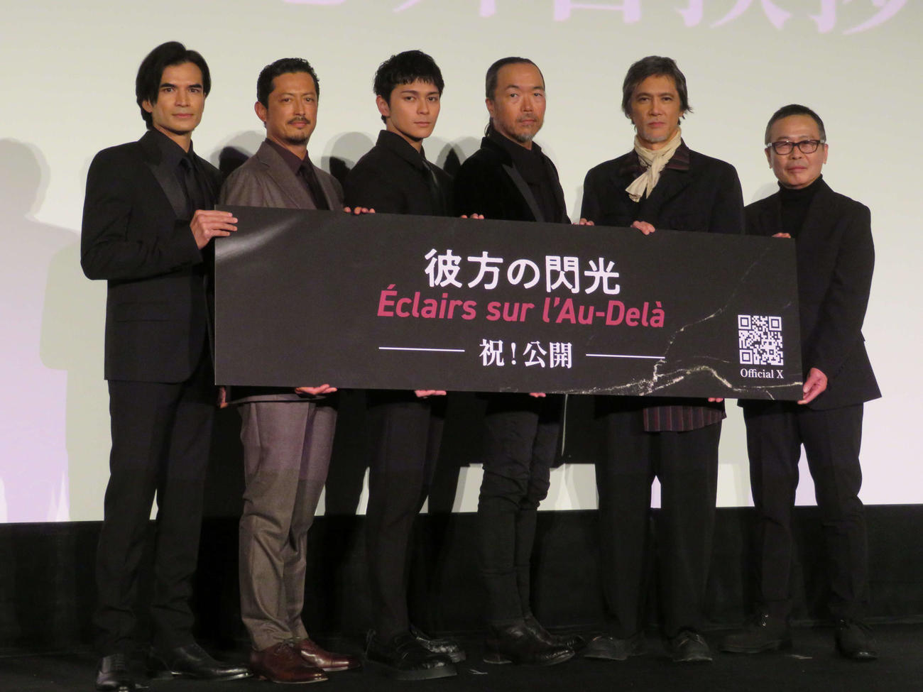 映画「彼方の閃光」公開記念舞台あいさつに登壇した、左から尚玄、池内博之、眞栄田郷敦、半野喜弘監督、加藤雅也、伊藤正之（撮影・村上幸将）