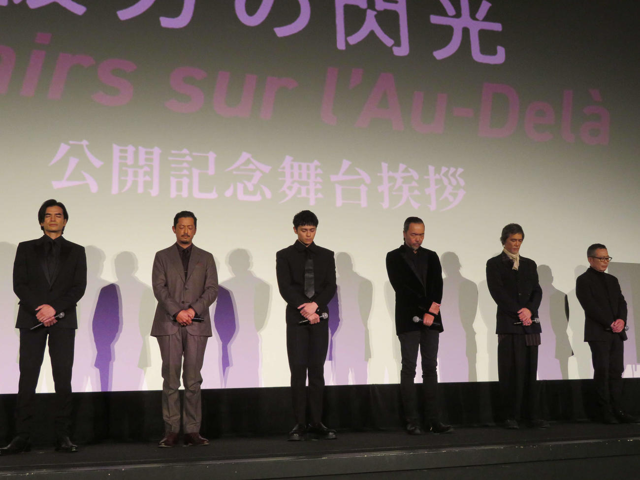 映画「彼方の閃光」公開記念舞台あいさつ冒頭で黙とうする、左から尚玄、池内博之、眞栄田郷敦、半野喜弘監督、加藤雅也、伊藤正之（撮影・村上幸将）