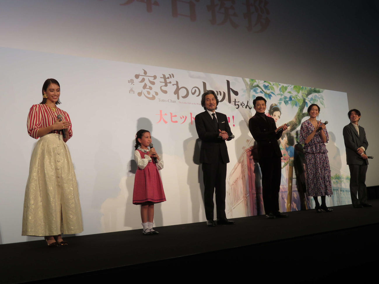 「TOHOシネマズ六本木」初日舞台挨拶に登壇した左から滝沢カレン、大野りりあな、役所広司、小栗旬、杏、八鍬新之助監督