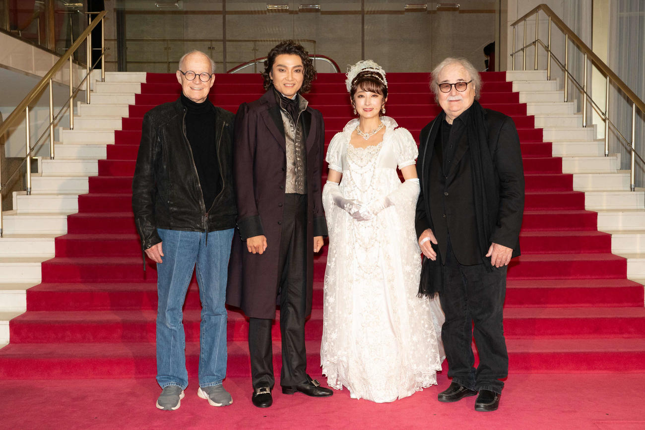 ミュージカル「ベートーヴェン」の初日前会見に臨んだ、左から脚本のミヒャエル・クンツェ氏、井上芳雄、花總まり、音楽のシルヴェスター・リーヴァイ氏