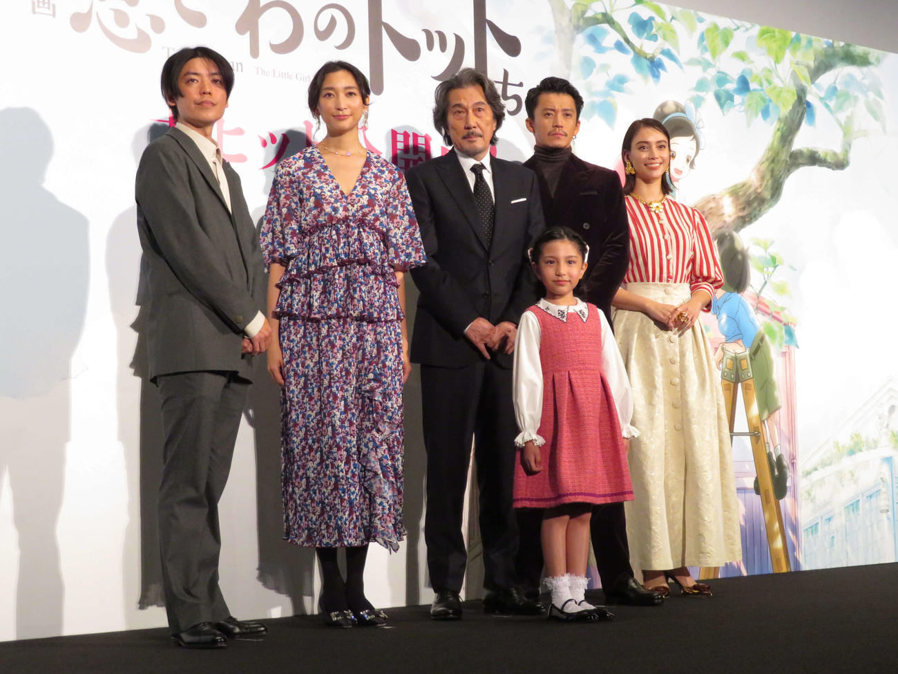 「TOHOシネマズ六本木」初日舞台挨拶に登壇した、左から八鍬新之助監督、杏、役所広司、小栗旬、滝沢カレン。手前は大野りりあな