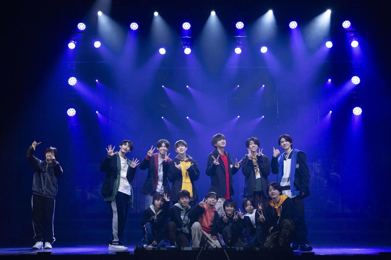 「大脱出～Escape Run～」に出演するミライBoys12。前列左から山崎旺夏、廣末裕理、岩崎楓士、内田煌音、西巻染、善如寺來。後列左から壹岐碧、鈴木瑛朝、木村来士、千井野空翔、小山龍之介、渡邉心。左は平塚翔馬。