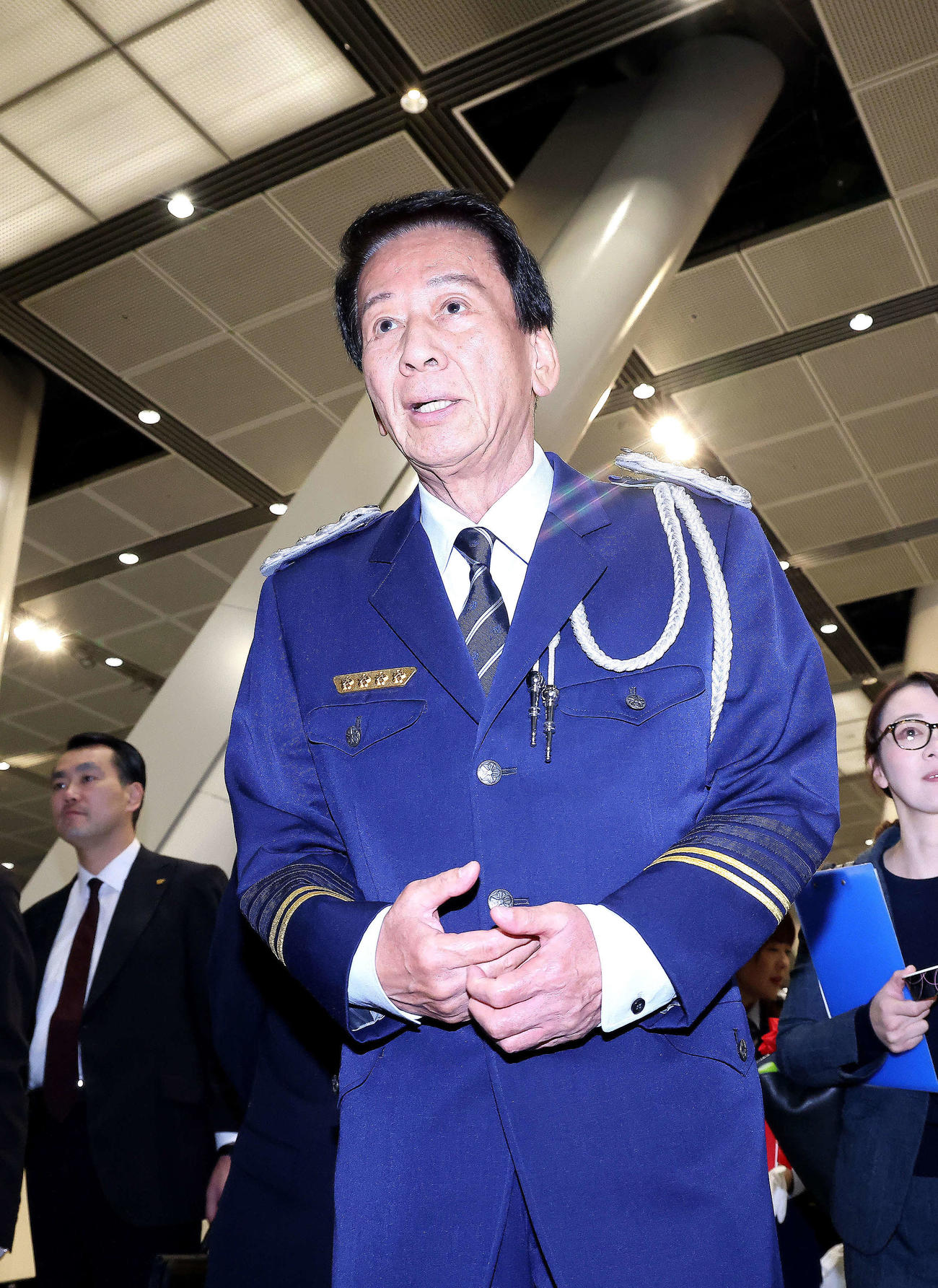 矯正展を視察する杉良太郎（撮影・河田真司）