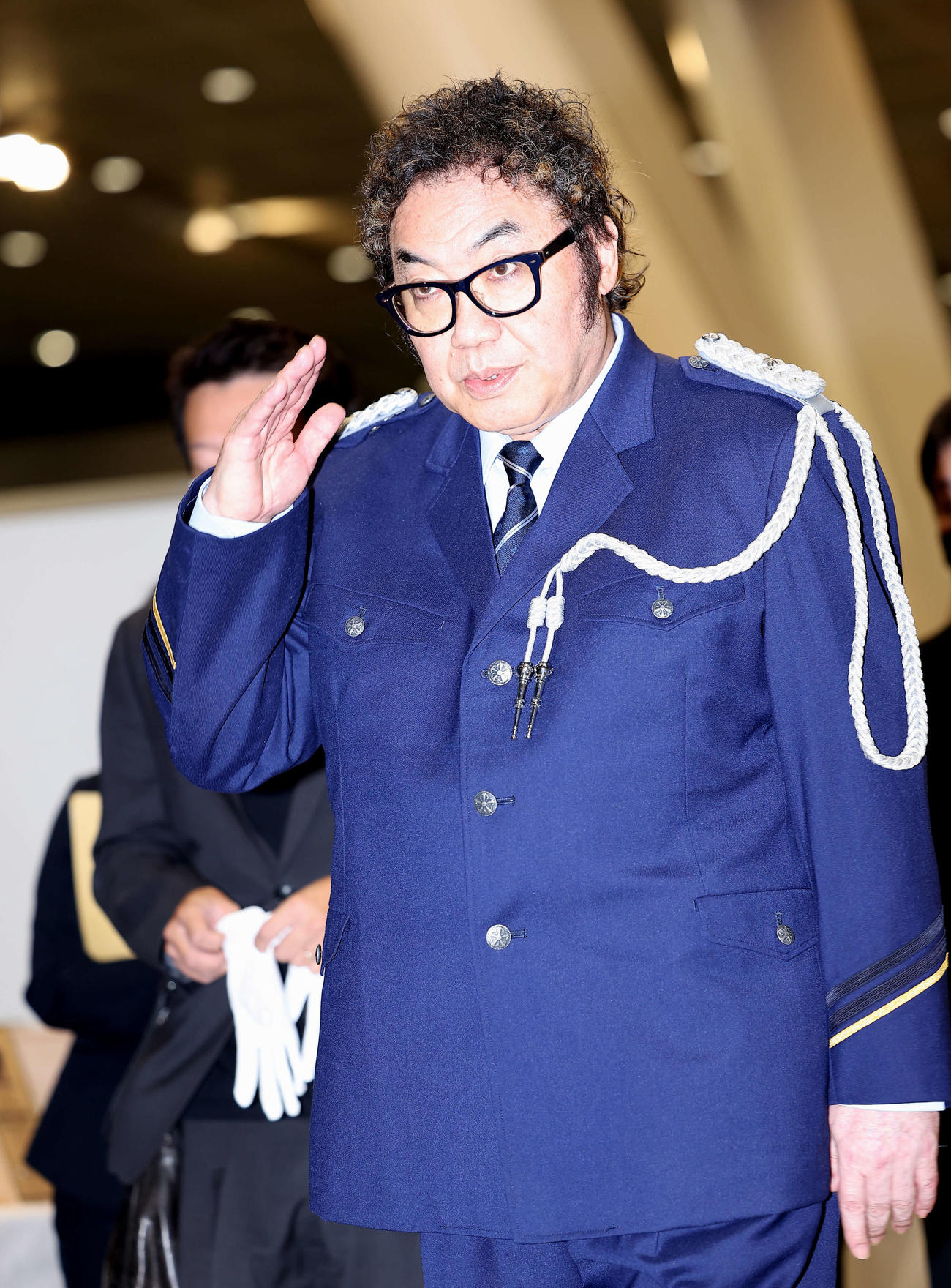 矯正展を視察するコロッケ（撮影・河田真司）
