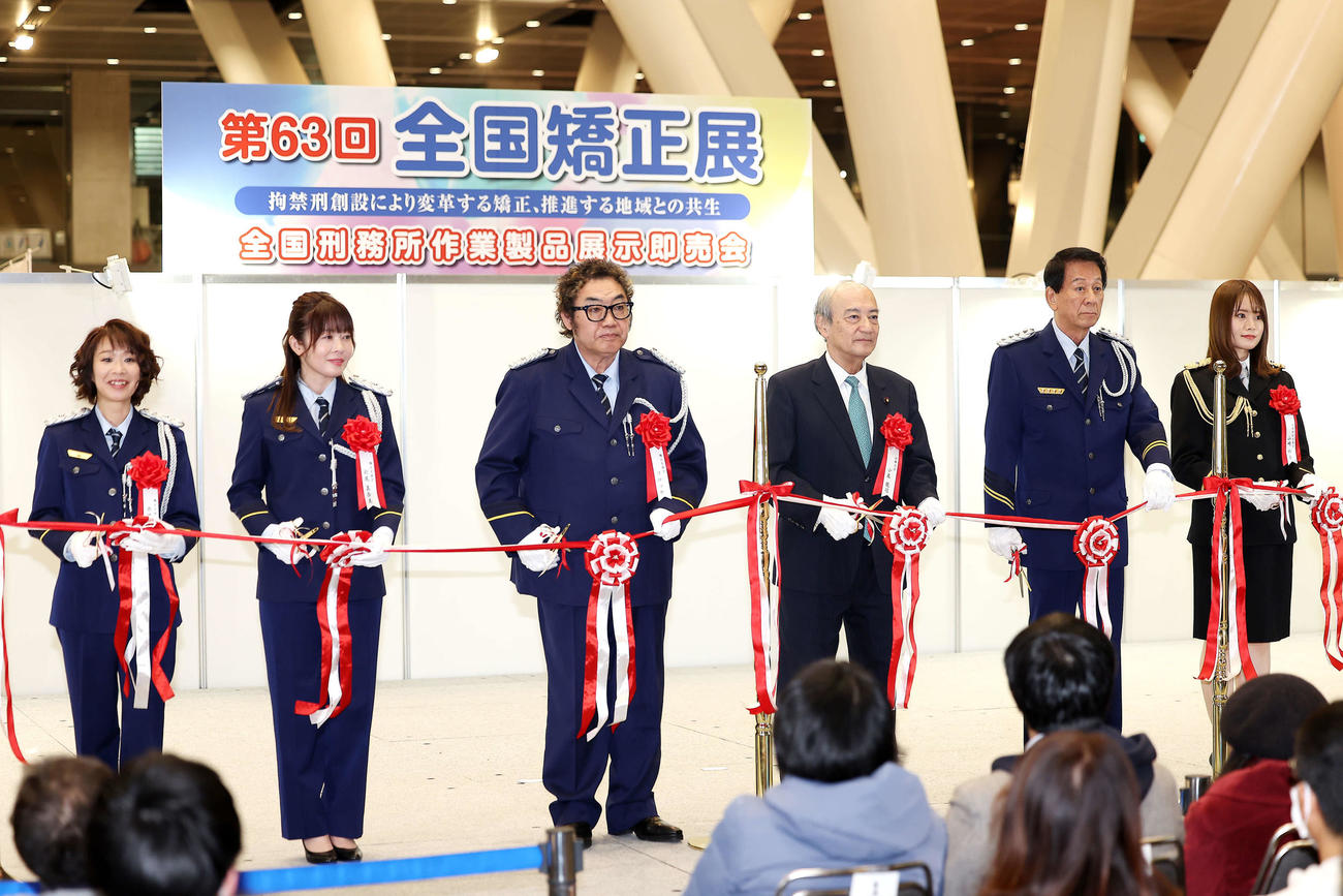 テープカットに臨む、左からPaix2の井勝めぐみと北尾真奈美、コロッケ、小泉龍司法務大臣、杉良太郎、山崎怜奈（撮影・河田真司）