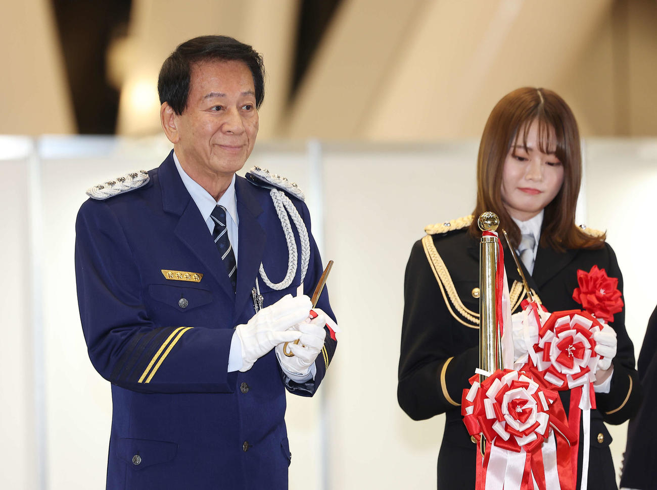 テープカットに臨む杉良太郎（左）と山崎怜奈（撮影・河田真司）