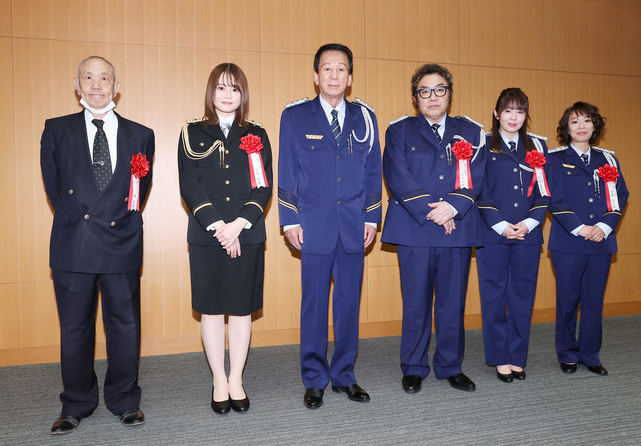写真に納まる、左から桂雑賀、山崎怜奈、杉良太郎、コロッケ、Paix2の北尾真奈美と井勝めぐみ（撮影・河田真司）