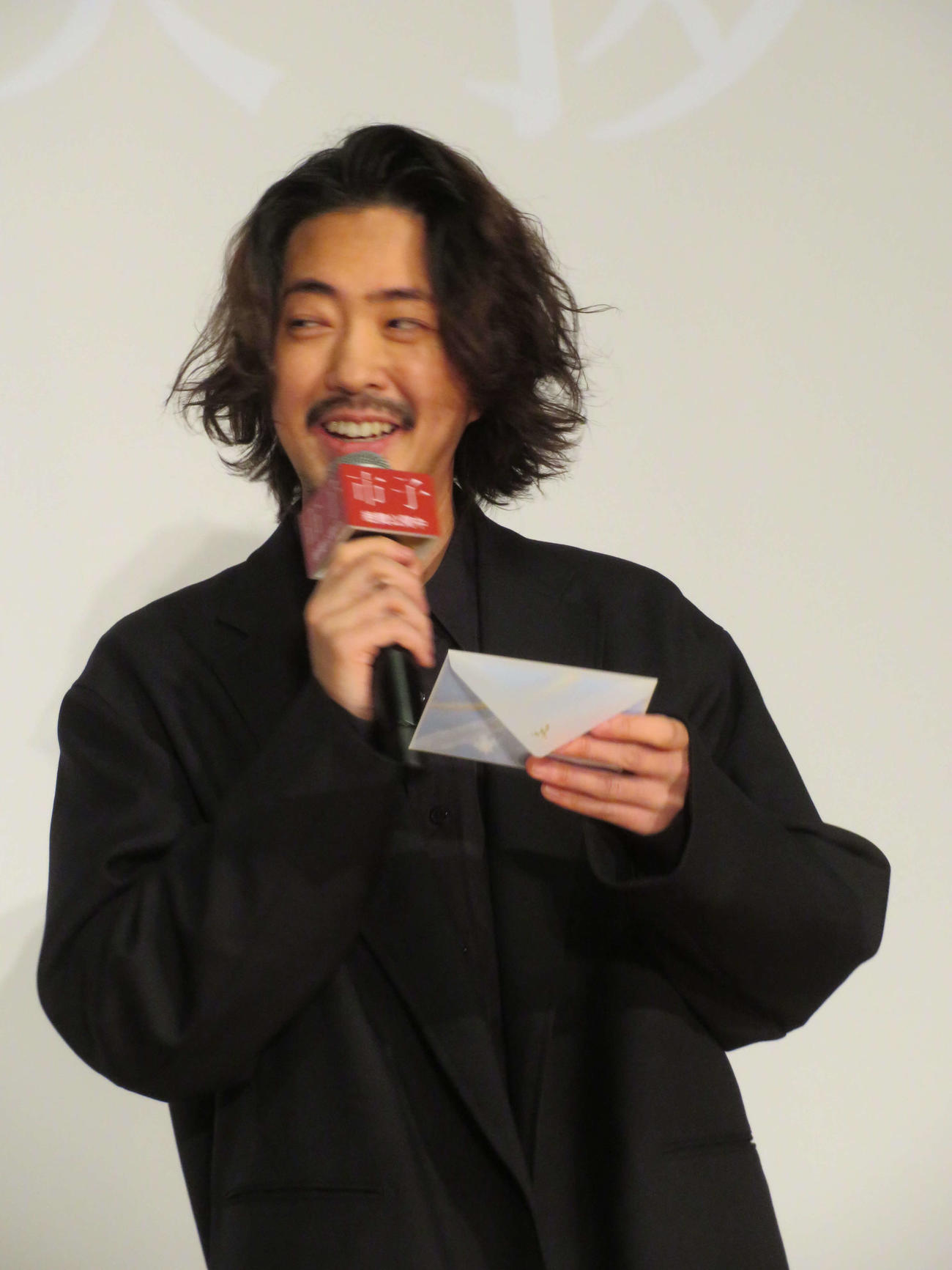 映画「市子」公開記念舞台あいさつで、戸田彬弘監督から手紙をもらい、笑顔の若葉竜也（撮影・村上幸将）
