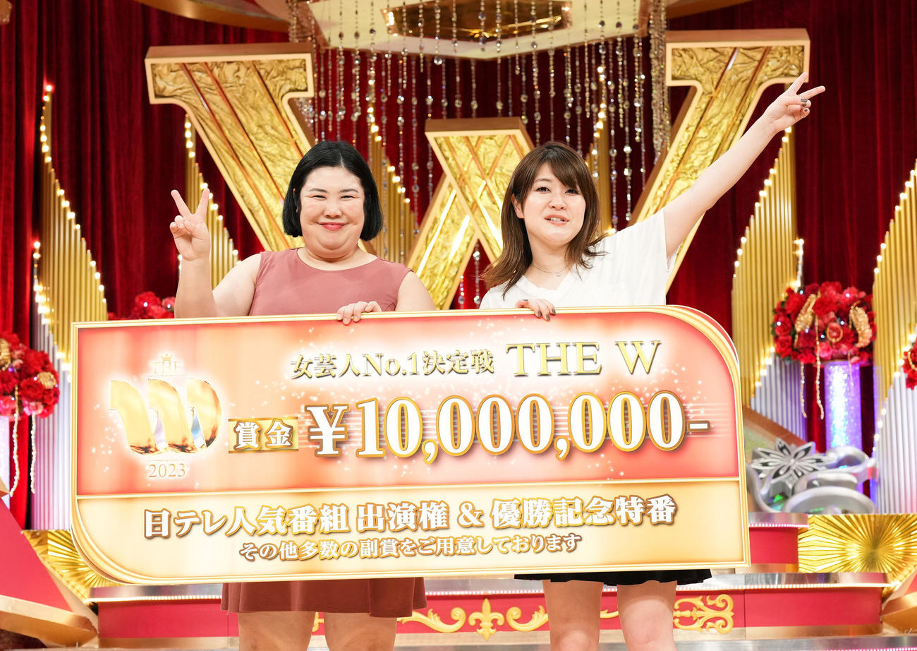 「THE W」で優勝し、笑顔を見せる紅しょうがの熊元プロレス（左）、稲田美紀（撮影・菅敏）