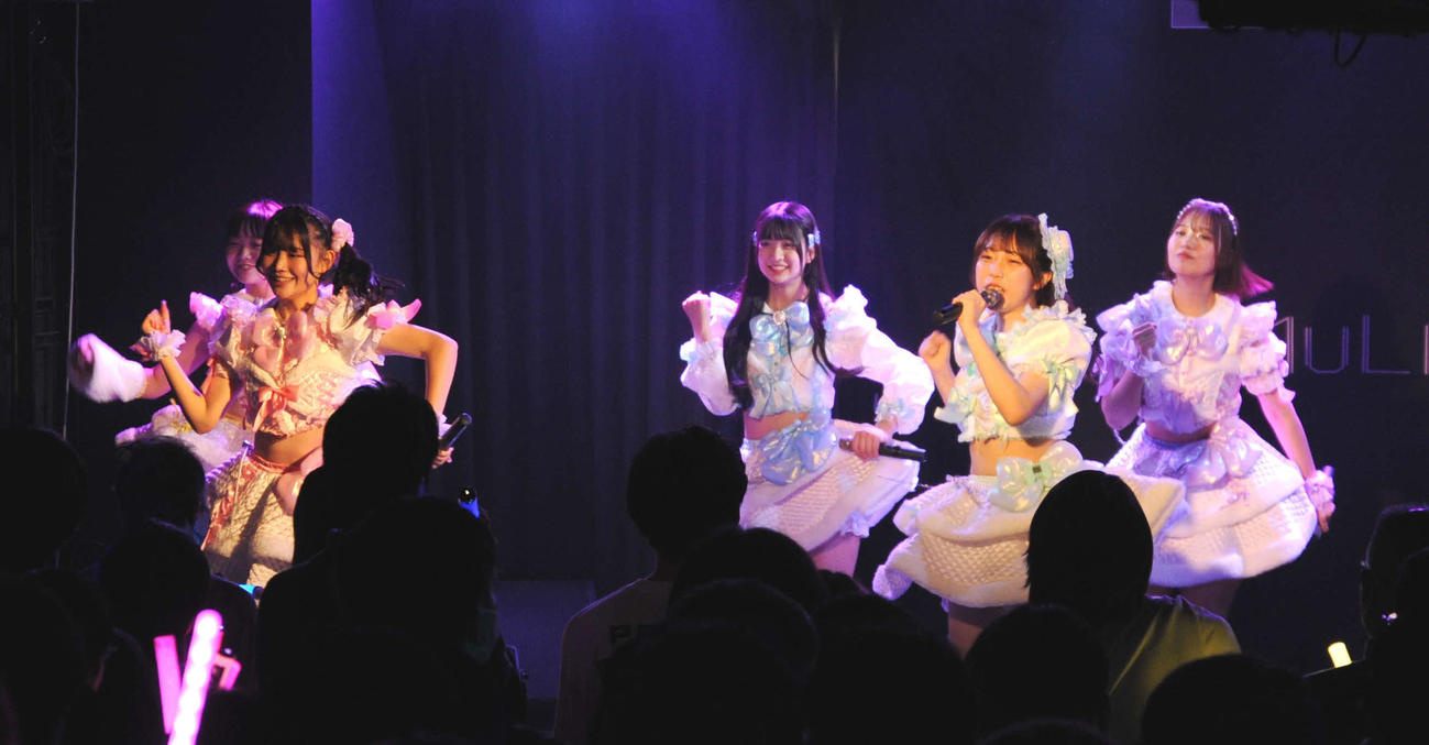 デビューライブでパフォーマンスする、左からEMuLATEのまりる、のあ、あやね、あまみ、えま（撮影・松尾幸之介）
