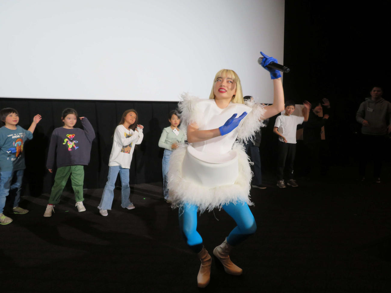映画「PERFECT DAYS」のイベントで、トイレをイメージした衣装を身にまとい、踊るアオイヤマダ（撮影・村上幸将）