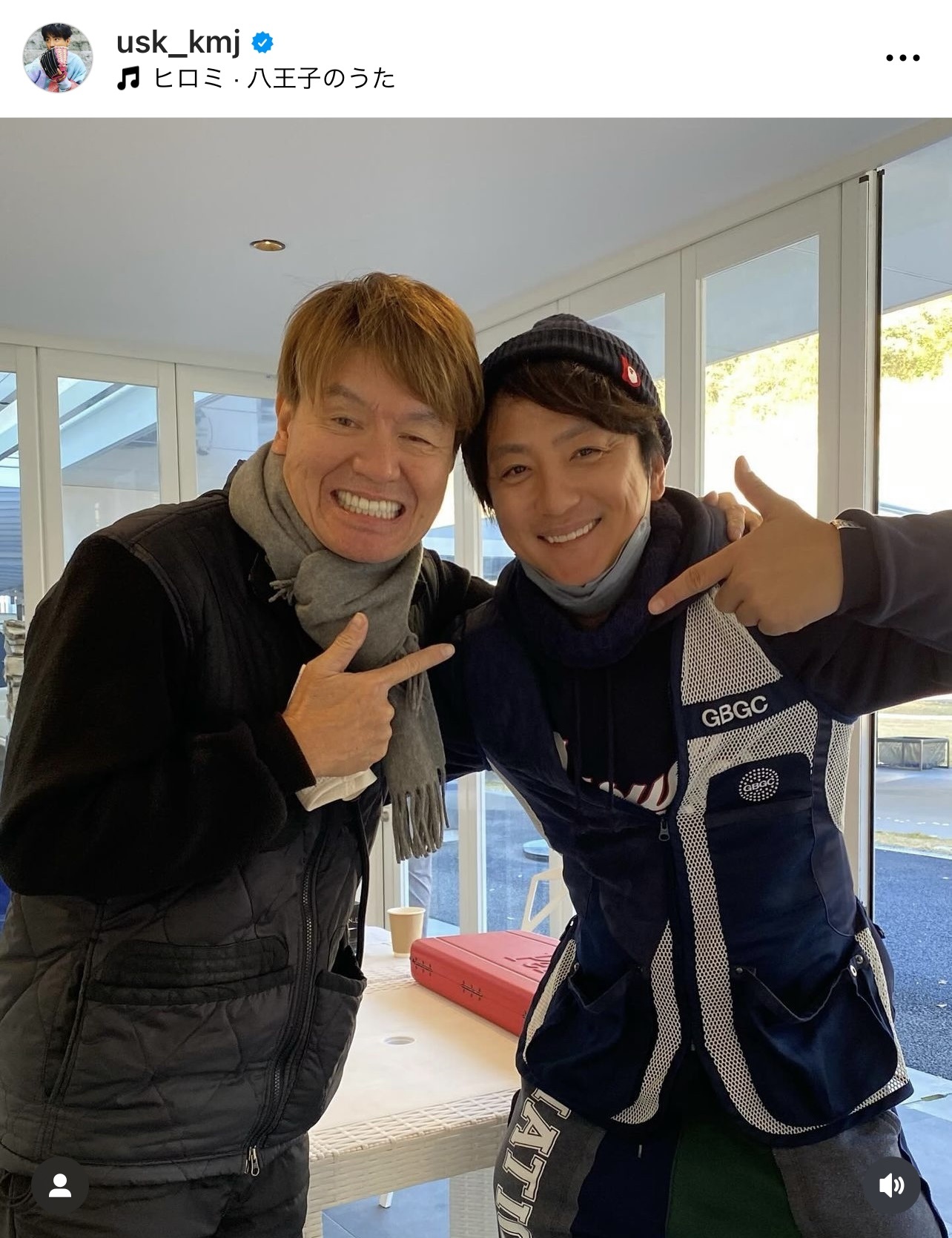 ヒロミと肩を組み合う上地雄輔（上地雄輔のインスタグラムから）