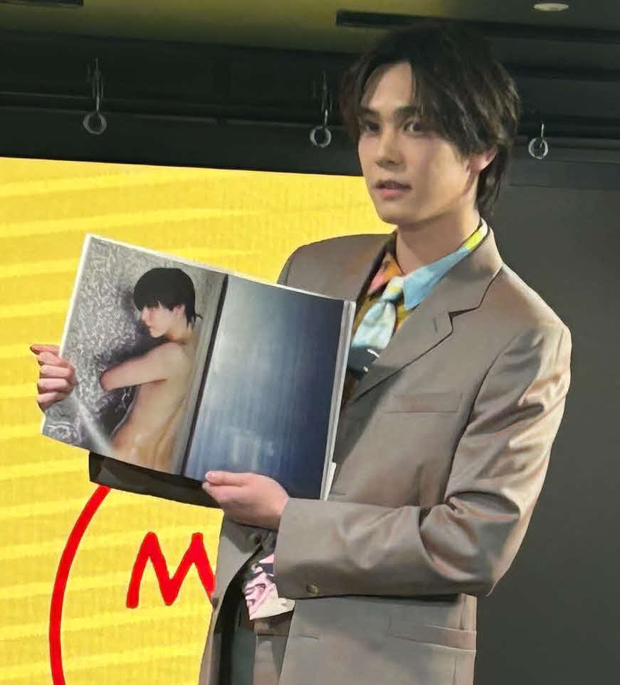初写真集「ー」発売会見でお気に入りショットを見せる内藤秀一郎（撮影・松尾幸之介）