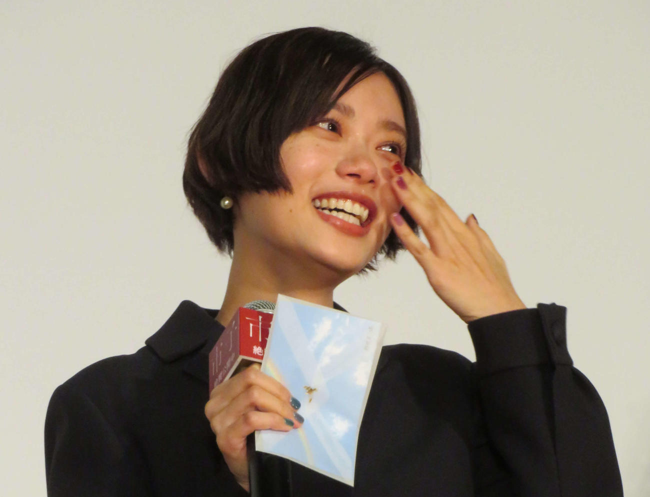 映画「市子」公開記念舞台あいさつで涙する杉咲花（撮影・村上幸将）