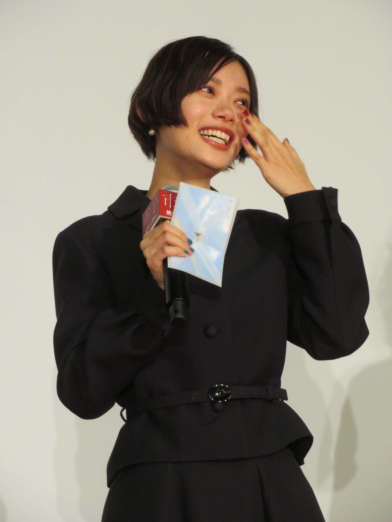 映画「市子」公開記念舞台あいさつで涙する杉咲花（撮影・村上幸将）