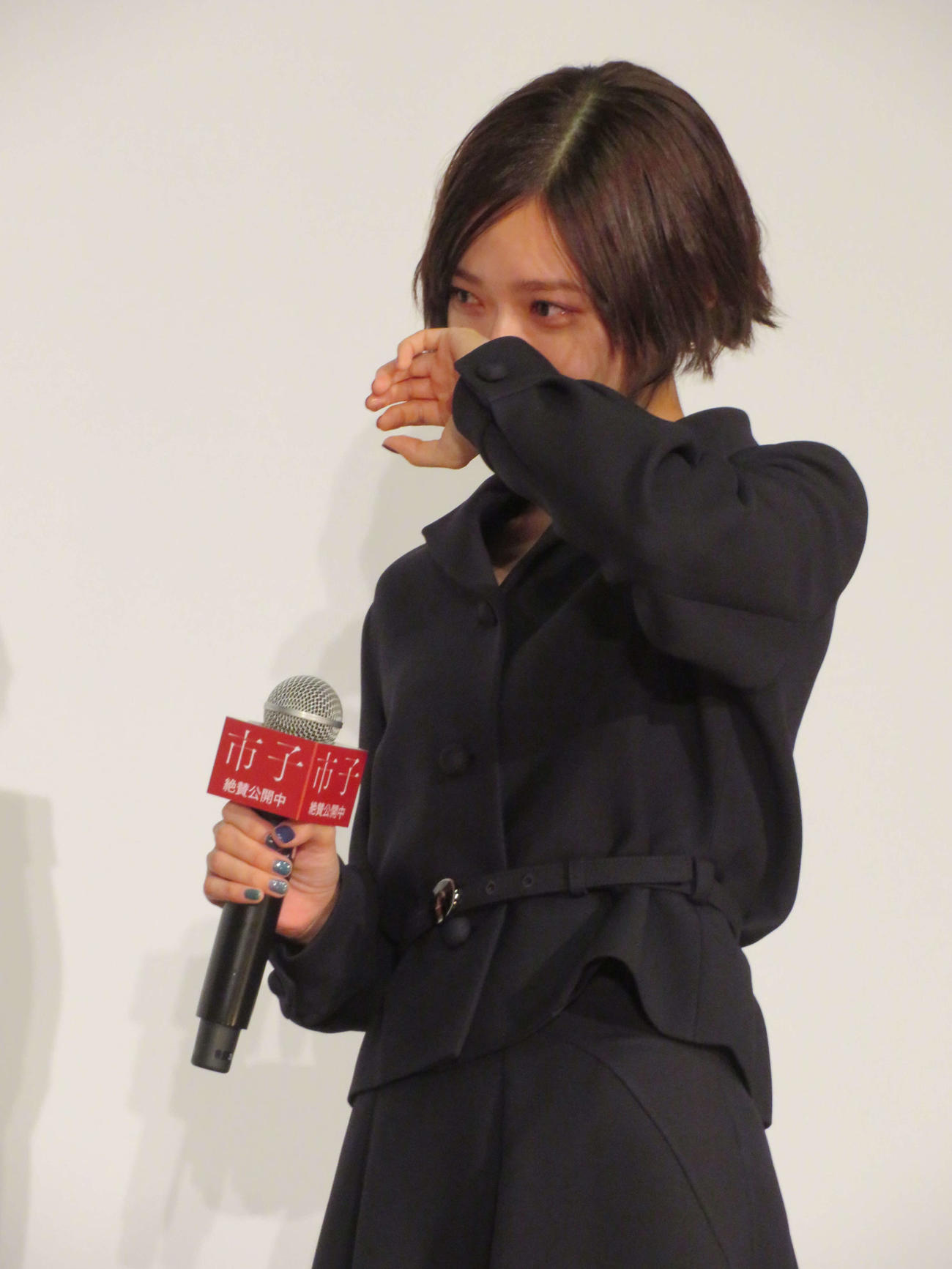 映画「市子」公開記念舞台あいさつで涙する杉咲花（撮影・村上幸将）