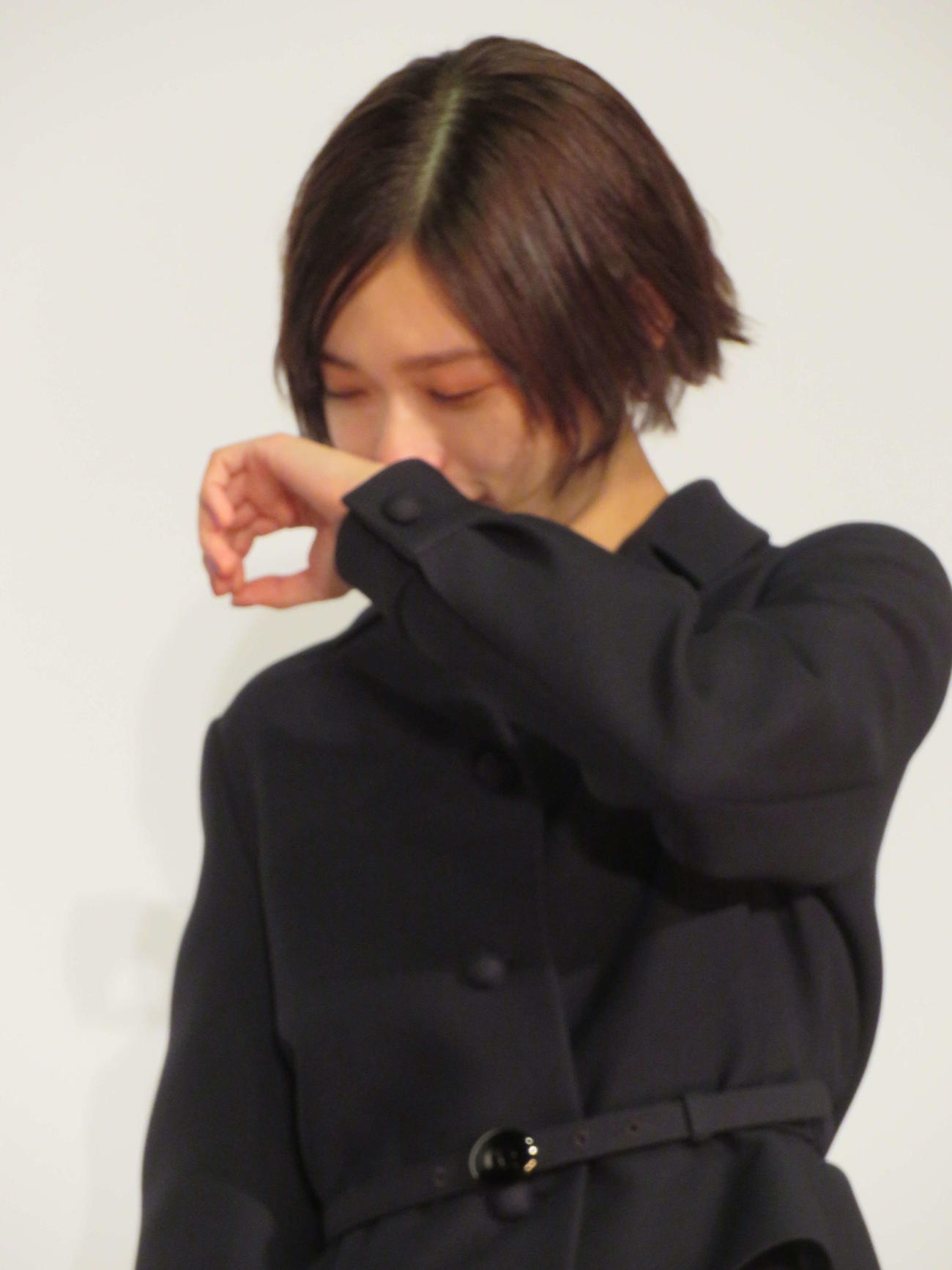 映画「市子」公開記念舞台あいさつで涙する杉咲花（撮影・村上幸将）