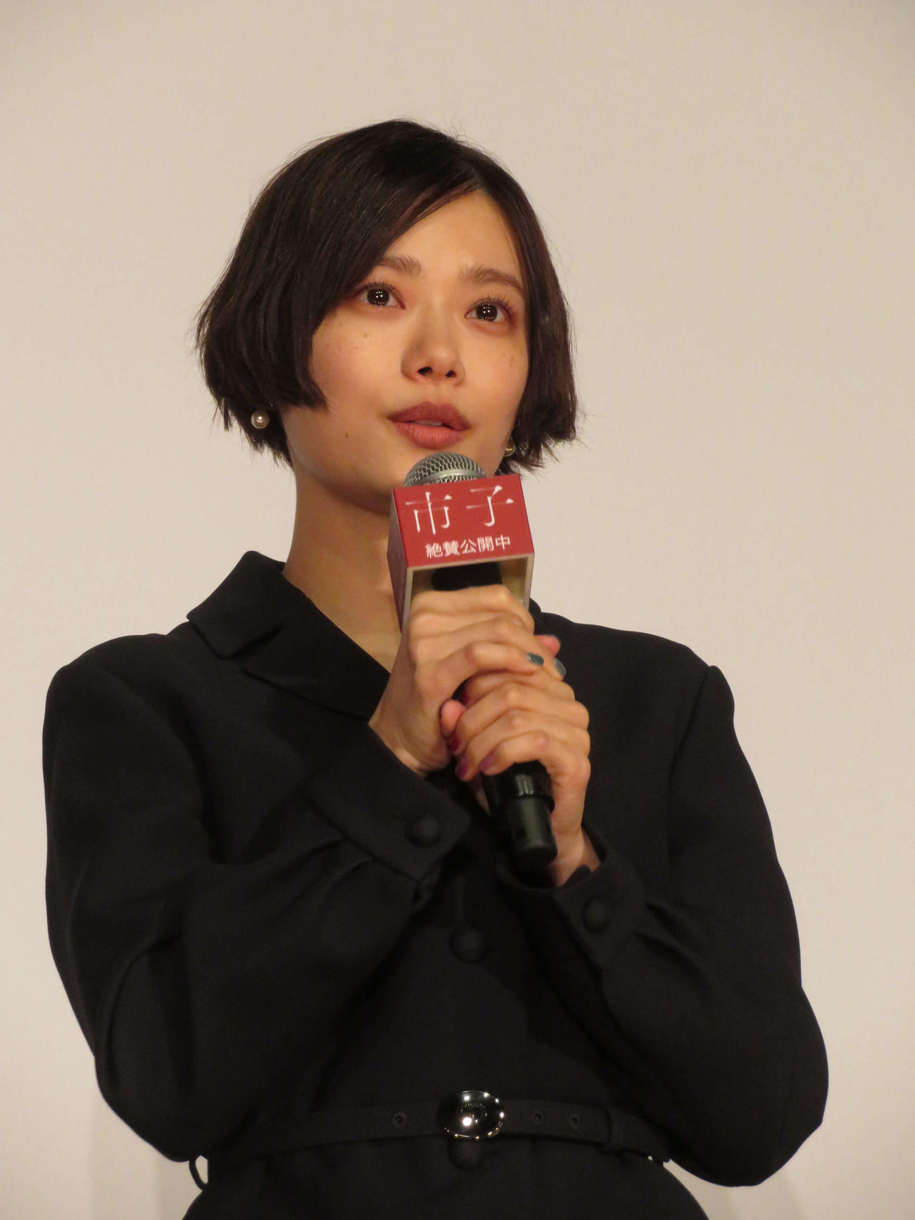 画「市子」公開記念舞台あいさつで涙を浮かべながら最後のあいさつをする杉咲花（撮影・村上幸将）
