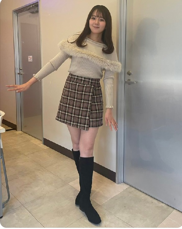 チェックのミニスカ姿で美脚を披露した冨田有紀アナ（冨田有紀アナのX（旧ツイッター）から）