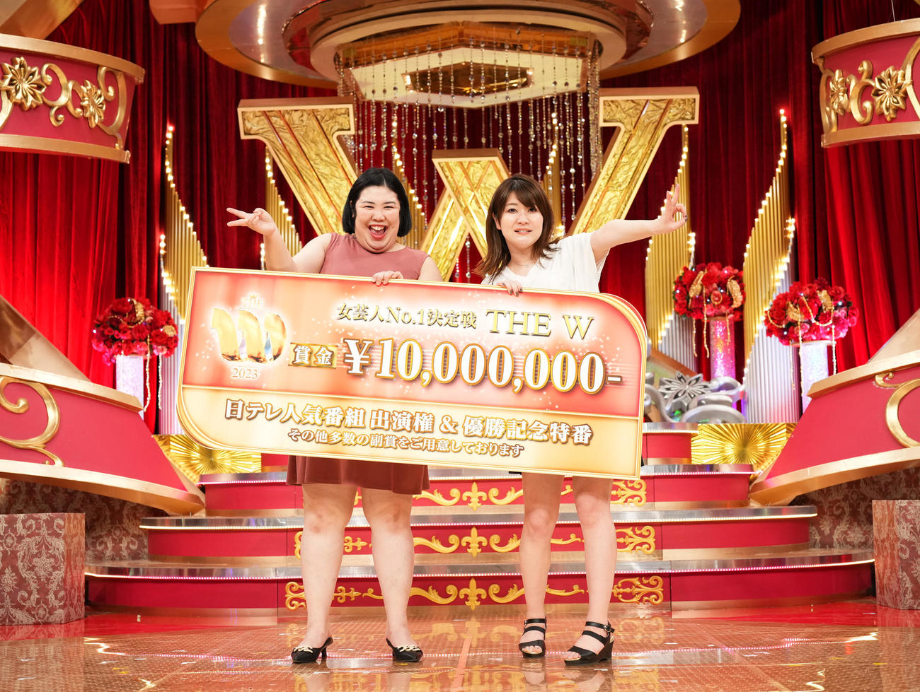「THE W」で優勝し、笑顔を見せる紅しょうがの熊元プロレス（左）、稲田美紀（撮影・菅敏）