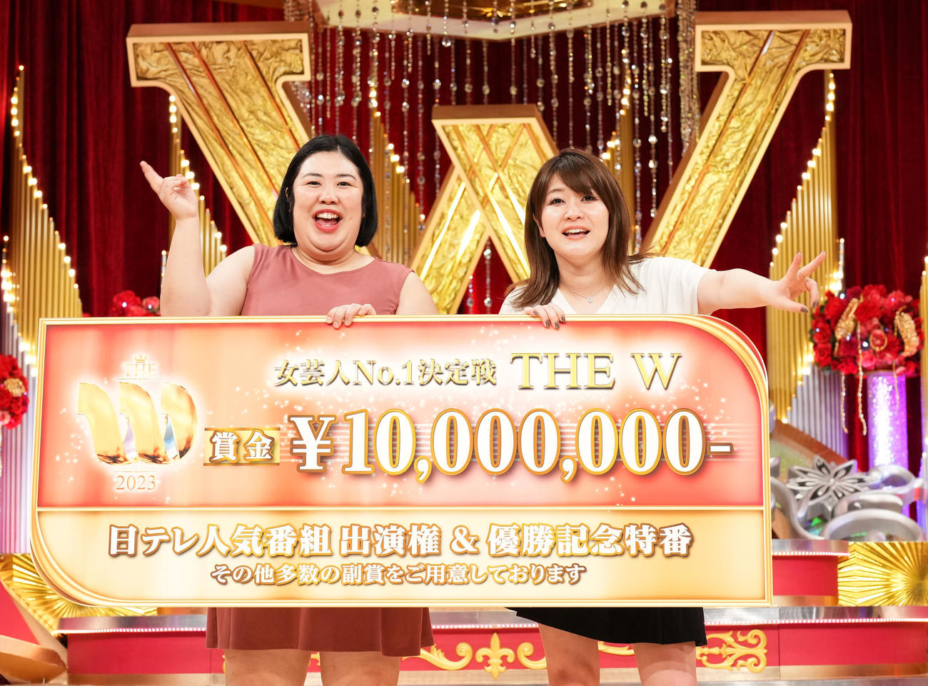 「THE W」で優勝し、笑顔を見せる紅しょうがの熊元プロレス（左）、稲田美紀（撮影・菅敏）