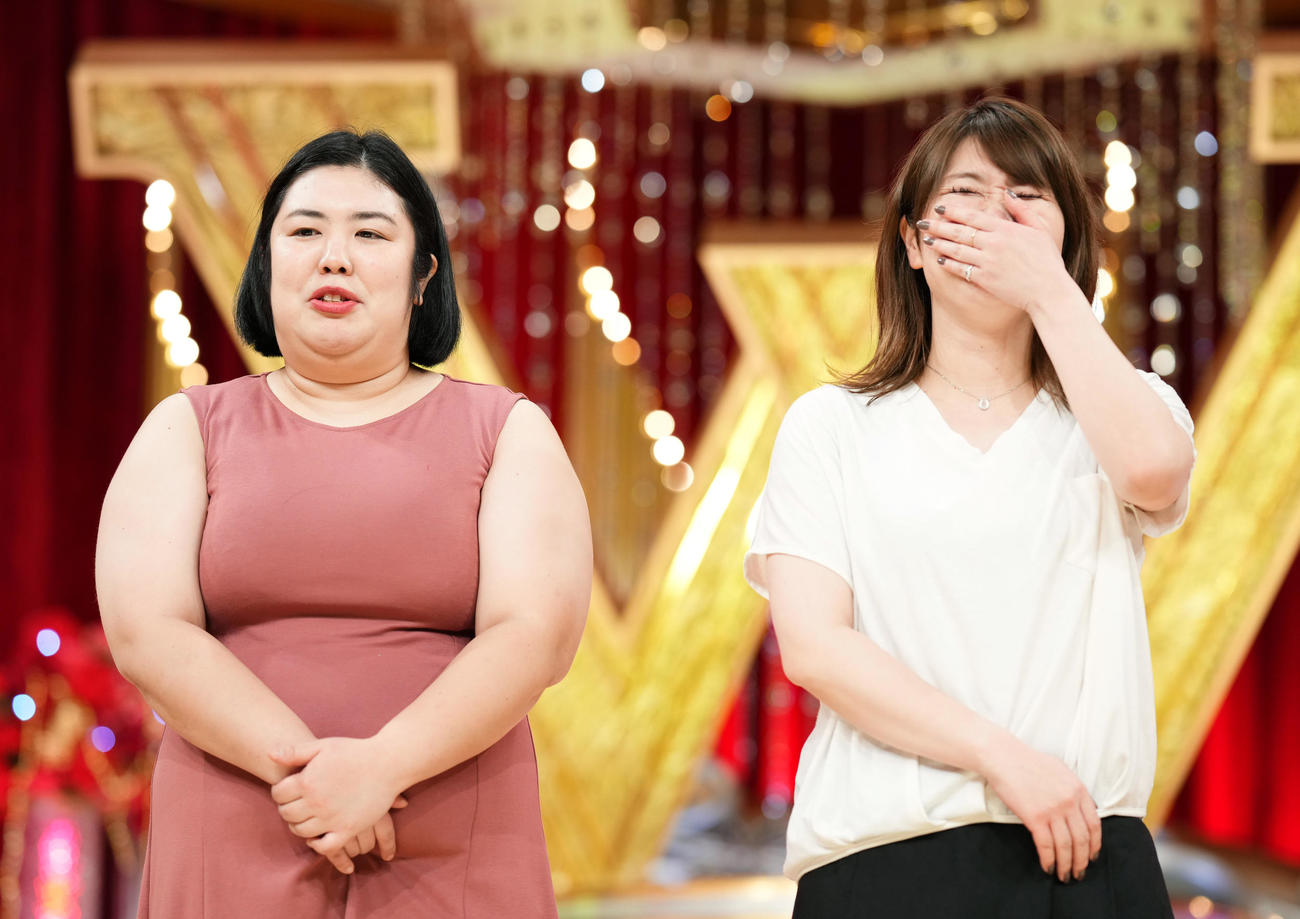 「THE W」で優勝し、感極まる紅しょうがの熊元プロレス（左）と稲田美紀（撮影・菅敏）