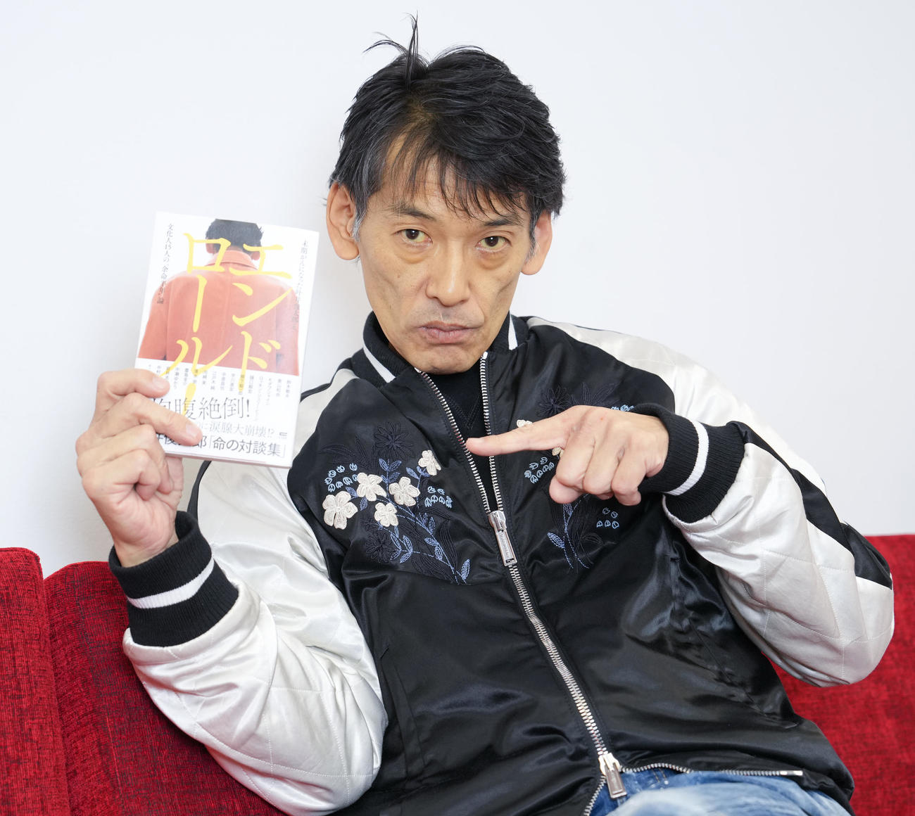 「エンドロール！　末期がんになった叶井俊太郎と、文化人15人の“余命半年”論」を手にする叶井俊太郎氏（撮影・鈴木みどり）