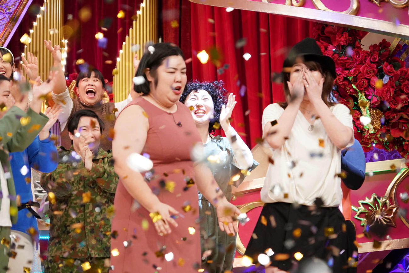女芸人日本一を決める「女芸人No．1決定戦　THE W 2023」優勝が決まり、感極まる紅しょうが
