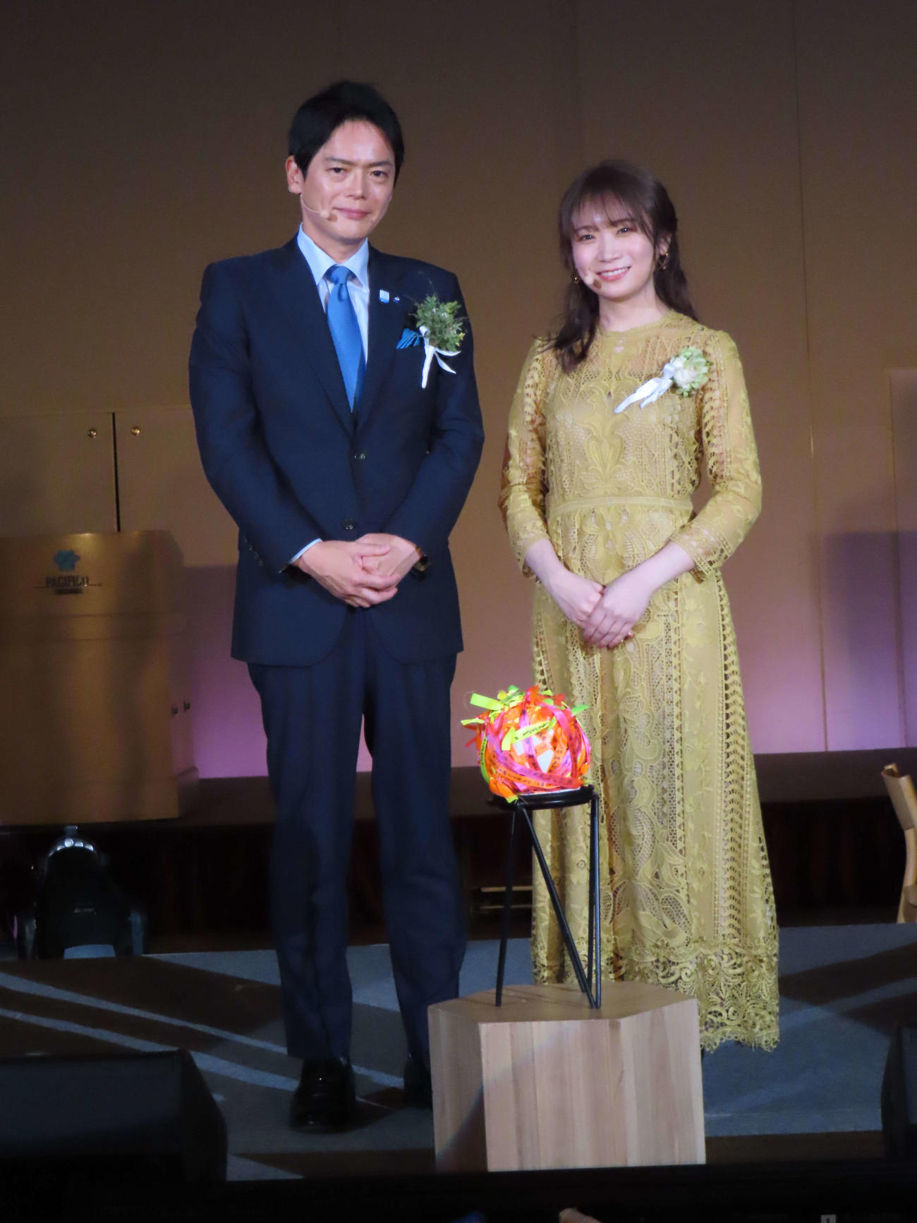 横浜市の「GREEN×CAPTAIN」に就任した秋元真夏（右）。左は山中竹春市長