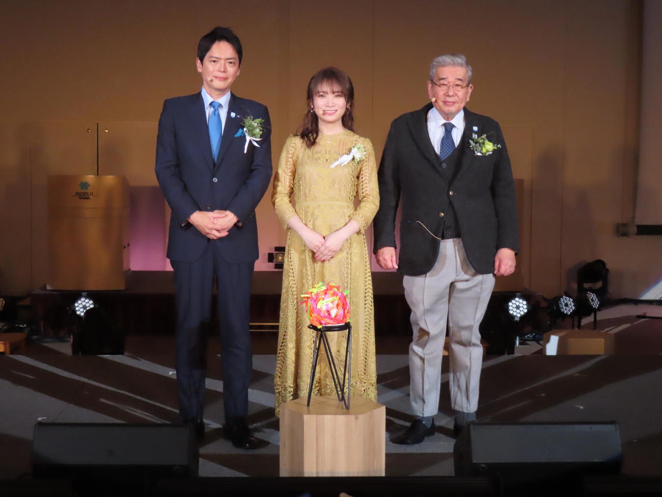 横浜市の「GREEN×CAPTAIN」に就任した秋元真夏（中央）。左は山中竹春市長、右は涌井史郎氏