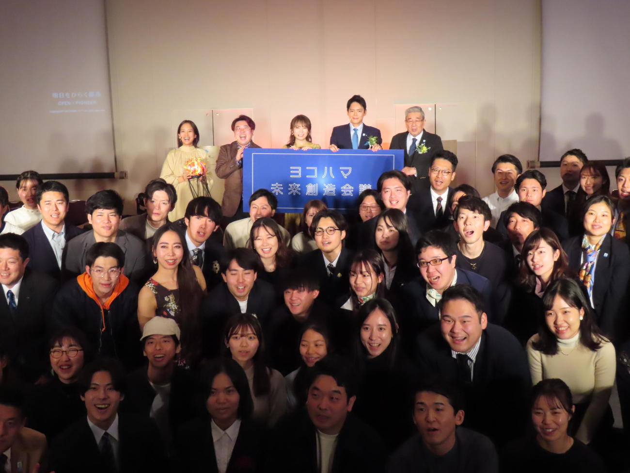 横浜市の「GREEN×CAPTAIN」に就任した秋元真夏（中央）。左から今井遵、河西歩果、1人おいて山中竹春市長、涌井史郎氏