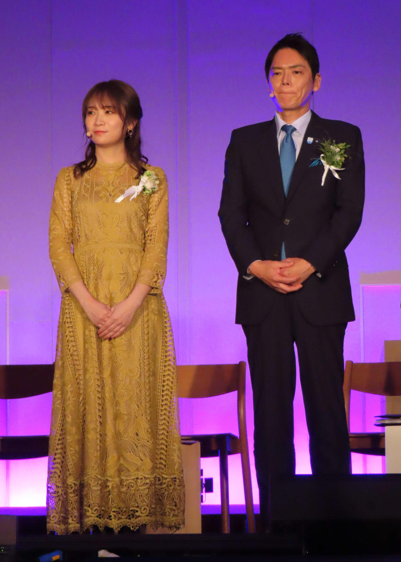 横浜市の「GREEN×CAPTAIN」に就任した秋元真夏（左）。右は山中竹春市長